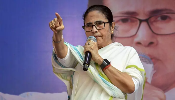 അമിത് ഷാ അപകടകാരി, ഒരു കണ്ണിൽ ദുര്യോധനൻ, മറ്റേ കണ്ണിൽ ദുശ്ശാസനൻ; ബംഗാളിൽ നിന്ന് ആരെയും പുറത്താക്കാൻ അനുവദിക്കില്ല; ബിജെപിക്കെതിരെ ആഞ്ഞടിച്ച് മമത