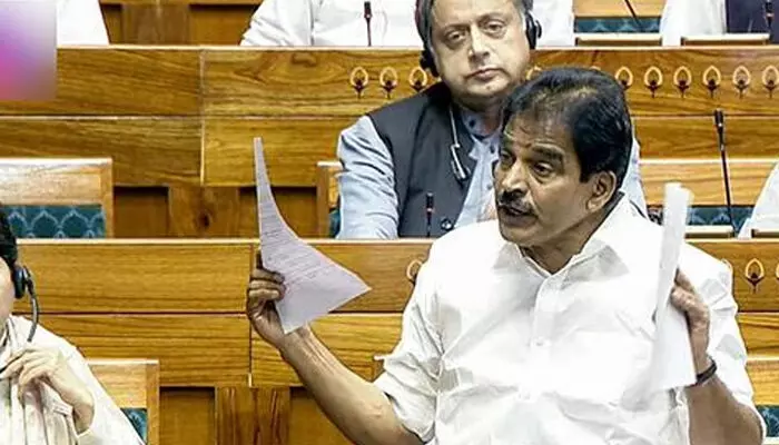 ശബരിമല സ്വര്ണ്ണക്കൊള്ള പാര്ലമെന്റില് ഉന്നയിച്ച് കെസി വേണുഗോപാല്; സംസ്ഥാന സര്ക്കാര് എസ് ഐടിയെ സ്വാധീനിക്കാന് ശ്രമിക്കുന്നു; കോടതി നിരീക്ഷണത്തില് സ്വതന്ത്ര ഏജന്സിയുടെ അന്വേഷണം വേണമെന്ന് കെ സി ശബരിമല സ്വര്ണ്ണക്കൊള്ള പാര്ലമെന്റില് ഉന്നയിച്ച് കെസി വേണുഗോപാല്; സംസ്ഥാന സര്ക്കാര് എസ് ഐടിയെ സ്വാധീനിക്കാന് ശ്രമിക്കുന്നു; കോടതി നിരീക്ഷണത്തില് സ്വതന്ത്ര ഏജന്സിയുടെ അന്വേഷണം വേണമെന്ന് കെ സി