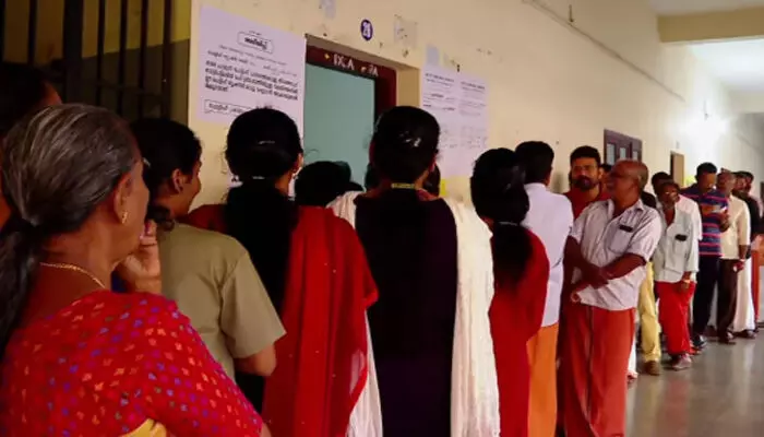 വോട്ടെടുപ്പ് അവസാനിക്കുന്നതോടെ നിരവധി പരാതികൾ; കണ്ണൂരില് യുഡിഎഫ് സ്ഥാനാർത്ഥികൾക്ക് മർദനം; പിന്നിൽ സിപിഎം പ്രവർത്തകർ തന്നെയെന്നും ആരോപണം വോട്ടെടുപ്പ് അവസാനിക്കുന്നതോടെ നിരവധി പരാതികൾ; കണ്ണൂരില് യുഡിഎഫ് സ്ഥാനാർത്ഥികൾക്ക് മർദനം; പിന്നിൽ സിപിഎം പ്രവർത്തകർ തന്നെയെന്നും ആരോപണം