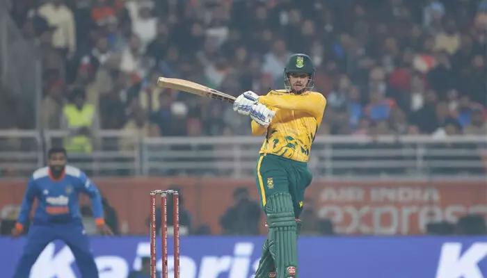 വെടിക്കെട്ട് പ്രകടനവുമായി ഡികോക്; രണ്ടാം ടി 20 യില് ദക്ഷിണാഫ്രിക്കയ്ക്ക് കൂറ്റന് സ്കോര്; മറുപടി ബാറ്റിങ്ങില് ഇന്ത്യക്ക് തകര്ച്ച; 3 വിക്കറ്റുകള് നഷ്ടം വെടിക്കെട്ട് പ്രകടനവുമായി ഡികോക്; രണ്ടാം ടി 20 യില് ദക്ഷിണാഫ്രിക്കയ്ക്ക് കൂറ്റന് സ്കോര്; മറുപടി ബാറ്റിങ്ങില് ഇന്ത്യക്ക് തകര്ച്ച; 3 വിക്കറ്റുകള് നഷ്ടം