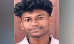 ഓട്ടോയില് നിന്നും പുക ഉയര്ന്നു; വാഹനം നിര്ത്തി പരിശോധിക്കുന്നതിനിടെ യുവാവ് കാര് ഇടിച്ച് മരിച്ചു ഓട്ടോയില് നിന്നും പുക ഉയര്ന്നു; വാഹനം നിര്ത്തി പരിശോധിക്കുന്നതിനിടെ യുവാവ് കാര് ഇടിച്ച് മരിച്ചു