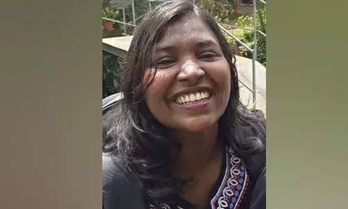 കെഎസ്ആര്ടിസി ബസിനെ മറികടക്കുന്നതിനിടെ സ്വകാര്യ ബസ് ബൈക്കിലിടിച്ചു; ബസിന്റെ ടയര് കയറി ഇറങ്ങി യുവതിക്ക് ദാരുണാന്ത്യം: 24കാരിയുടെ മരണം ഭര്ത്താവിനൊപ്പം ബൈക്കില് സഞ്ചരിക്കവെ കെഎസ്ആര്ടിസി ബസിനെ മറികടക്കുന്നതിനിടെ സ്വകാര്യ ബസ് ബൈക്കിലിടിച്ചു; ബസിന്റെ ടയര് കയറി ഇറങ്ങി യുവതിക്ക് ദാരുണാന്ത്യം: 24കാരിയുടെ മരണം ഭര്ത്താവിനൊപ്പം ബൈക്കില് സഞ്ചരിക്കവെ