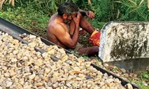 തീവണ്ടിതട്ടി പാദമറ്റയാള് രാത്രി മുഴുവന് പാളത്തിനരികില് കിടന്നു; വിവരം പുറംലോകം അറിയുന്നത് പുലര്ച്ചെ ട്രെയിന് യാത്രക്കാര് വിളിച്ചു പറയുമ്പോള് തീവണ്ടിതട്ടി പാദമറ്റയാള് രാത്രി മുഴുവന് പാളത്തിനരികില് കിടന്നു; വിവരം പുറംലോകം അറിയുന്നത് പുലര്ച്ചെ ട്രെയിന് യാത്രക്കാര് വിളിച്ചു പറയുമ്പോള്