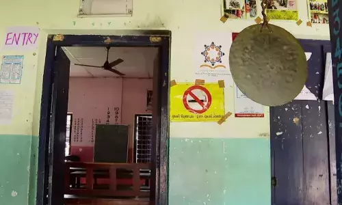 അധ്യാപികയെ ക്ലാസില് കയറി ആക്രമിച്ചു; കഴുത്തില് മുറിവേല്പിച്ചതിന് ശേഷം ഭര്ത്താവ് ഓടിരക്ഷപ്പെട്ടു; തിരച്ചില് തുടരുന്നു അധ്യാപികയെ ക്ലാസില് കയറി ആക്രമിച്ചു; കഴുത്തില് മുറിവേല്പിച്ചതിന് ശേഷം ഭര്ത്താവ് ഓടിരക്ഷപ്പെട്ടു; തിരച്ചില് തുടരുന്നു