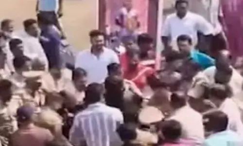 കോൺവെന്റിലെ കന്യാസ്ത്രീകൾ വോട്ട് ചെയ്യാനെത്തിയതും വാക്കേറ്റം; തർക്കത്തിനൊടുവിൽ ചേരി തിരിഞ്ഞ് അടി; തെരഞ്ഞെടുപ്പ് ദിവസത്തെ സംഘർഷത്തിൽ കോൺഗ്രെസുകാർക്കെതിരെ കേസ് കോൺവെന്റിലെ കന്യാസ്ത്രീകൾ വോട്ട് ചെയ്യാനെത്തിയതും വാക്കേറ്റം; തർക്കത്തിനൊടുവിൽ ചേരി തിരിഞ്ഞ് അടി; തെരഞ്ഞെടുപ്പ് ദിവസത്തെ സംഘർഷത്തിൽ കോൺഗ്രെസുകാർക്കെതിരെ കേസ്