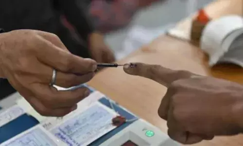 വോട്ട് ചെയ്യാൻ ബൂത്തിൽ കയറിയ ആളുടെ മുഖത്ത് കള്ളലക്ഷണം; ഞൊടിയിടയിൽ വിരലിലെ ആ അടയാളം പണികൊടുത്തു; സ്ഥലത്ത് പോലീസ് അടക്കം പാഞ്ഞെത്തി; കൈയ്യോടെ പൊക്കി