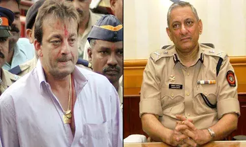 നിരപരാധിയാണെന്ന് ആവർത്തിച്ച് പറഞ്ഞപ്പോൾ സഞ്ജയ് ദത്തിന്റെ കരണത്ത് അടിച്ചു; തെറ്റുപറ്റിയെന്ന് പറഞ്ഞ് കാലില് വീണ് വാവിട്ട് കരഞ്ഞു; വെളിപ്പെടുത്തലുമായി മുൻ ഐ.പി.എസ്. ഓഫീസർ നിരപരാധിയാണെന്ന് ആവർത്തിച്ച് പറഞ്ഞപ്പോൾ സഞ്ജയ് ദത്തിന്റെ കരണത്ത് അടിച്ചു; തെറ്റുപറ്റിയെന്ന് പറഞ്ഞ് കാലില് വീണ് വാവിട്ട് കരഞ്ഞു; വെളിപ്പെടുത്തലുമായി മുൻ ഐ.പി.എസ്. ഓഫീസർ