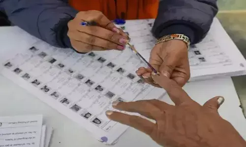 ബീപ് സൗണ്ട് വന്നില്ല എന്നുപറഞ്ഞു; രണ്ടാമതും വോട്ടുചെയ്യാന് അനുവദിച്ചു; കള്ളവോട്ട് പരാതി; ഒരു മണിക്കൂര് വോട്ടെടുപ്പ് നിര്ത്തി ബീപ് സൗണ്ട് വന്നില്ല എന്നുപറഞ്ഞു; രണ്ടാമതും വോട്ടുചെയ്യാന് അനുവദിച്ചു; കള്ളവോട്ട് പരാതി; ഒരു മണിക്കൂര് വോട്ടെടുപ്പ് നിര്ത്തി