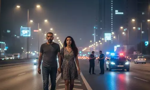 ഹൈവേയുടെ നടുവിലൂടെ ഒരു ശ്രദ്ധയുമില്ലാതെ നടത്തം; അവരുടെ അസാധാരണമായ പെരുമാറ്റം ശ്രദ്ധിച്ചത് പടോളിങ്ങ് പോലീസ്; തടഞ്ഞുനിർത്തിയുള്ള പരിശോധനയിൽ കണ്ടത്; കൈയ്യോടെ പൊക്കി