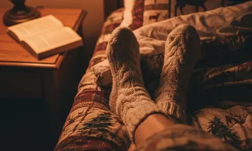 നല്ല ഉറക്കം കിട്ടും..! രാത്രി കിടക്കുമ്പോൾ സോക്സ് ധരിക്കാറുണ്ടോ?; എങ്കിൽ ഇക്കാര്യങ്ങൾ ഉറപ്പായും ശ്രദ്ധിക്കണം