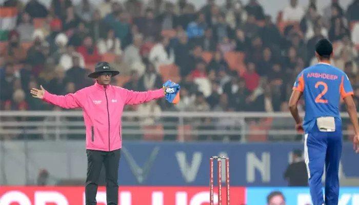 രണ്ടോവര് ഒരുമിച്ച് എറിയാന് പറ്റുമോ? ബട്ട് ഐ കാന്; 7 വൈഡ് ഉള്പ്പടെ ഒരോവറില് അര്ഷദീപ് എറിഞ്ഞത് 13 പന്തുകള്! നാണക്കേടിന്റെ റെക്കോഡുമായി അര്ഷദീപ് സിങ്ങ്; ഡഗൗട്ടില് പൊട്ടിത്തെറിച്ച് ഗൗതംഗംഭീര് രണ്ടോവര് ഒരുമിച്ച് എറിയാന് പറ്റുമോ? ബട്ട് ഐ കാന്; 7 വൈഡ് ഉള്പ്പടെ ഒരോവറില് അര്ഷദീപ് എറിഞ്ഞത് 13 പന്തുകള്! നാണക്കേടിന്റെ റെക്കോഡുമായി അര്ഷദീപ് സിങ്ങ്; ഡഗൗട്ടില് പൊട്ടിത്തെറിച്ച് ഗൗതംഗംഭീര്