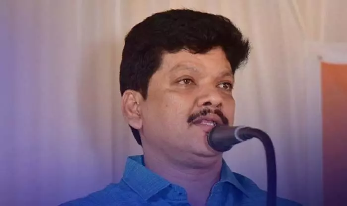 മത സാമുദായിക നേതാക്കളുടെ തിണ്ണനിരങ്ങിയും സമ്പത്തിന്റെ ബലത്തിലും ചിലര് കൈപ്പത്തി ചിഹ്നം കൈക്കലാക്കി; തദ്ദേശ തിരഞ്ഞെടുപ്പില് യുവനേതാക്കള്ക്ക് സീറ്റ് നിഷേധിച്ചതില് അതൃപ്തി പരസ്യമാക്കി കോഴിക്കോട് ഡിസിസി ജനറല് സെക്രട്ടറി മത സാമുദായിക നേതാക്കളുടെ തിണ്ണനിരങ്ങിയും സമ്പത്തിന്റെ ബലത്തിലും ചിലര് കൈപ്പത്തി ചിഹ്നം കൈക്കലാക്കി; തദ്ദേശ തിരഞ്ഞെടുപ്പില് യുവനേതാക്കള്ക്ക് സീറ്റ് നിഷേധിച്ചതില് അതൃപ്തി പരസ്യമാക്കി കോഴിക്കോട് ഡിസിസി ജനറല് സെക്രട്ടറി