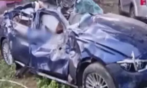 തിരുപ്പോരൂരില്‍ കാര്‍ നിര്‍ത്തിയിട്ടിരുന്ന തടിലോറിയിലേക്ക് ഇടിച്ചു കയറി മെഡിക്കല്‍ വിദ്യാര്‍ഥിനി മരിച്ചു; രണ്ടു മലയാളി വിദ്യാര്‍ഥികള്‍ക്ക് ഗുരുതര പരിക്ക്; അപകടം പുലര്‍ച്ചെ മൂന്നുമണിക്ക് മഹാബലിപുരത്ത് പോയി മടങ്ങുന്നതിനിടെ