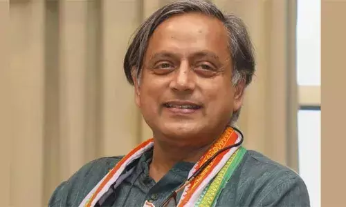 കോണ്‍ഗ്രസ് എംപിമാരുടെ യോഗത്തില്‍ നിന്നും മൂന്നാമതും മുങ്ങി ശശി തരൂര്‍; രാഹുല്‍ ഗാന്ധി വിളിച്ച എംപിമാരുടെ യോഗത്തില്‍ നിന്ന് വിട്ടു നിന്നു; നരേന്ദ്ര മോദി സ്തുതിയുടെ പേരില്‍ കേന്ദ്ര നേതൃത്വവുമായി ഉടക്കി നില്‍ക്കവേ വീണ്ടും മുങ്ങല്‍; യോഗത്തില്‍ പങ്കെടുക്കാതെ മനീഷ് തിവാരിയും