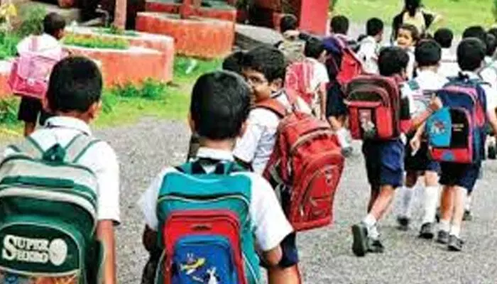 പൊതുവിദ്യാലയങ്ങളില് ഒന്നാം ക്ലാസ് പ്രവേശനത്തിനുള്ള കുറഞ്ഞ പ്രായം അടുത്ത വര്ഷം കൂടി അഞ്ച് വയസ്; 2027 മുതല് ആറ് വയസാക്കും: പൊതുവിദ്യാലയങ്ങളില് ഒന്നാം ക്ലാസ് പ്രവേശനത്തിനുള്ള കുറഞ്ഞ പ്രായം അടുത്ത വര്ഷം കൂടി അഞ്ച് വയസ്; 2027 മുതല് ആറ് വയസാക്കും: