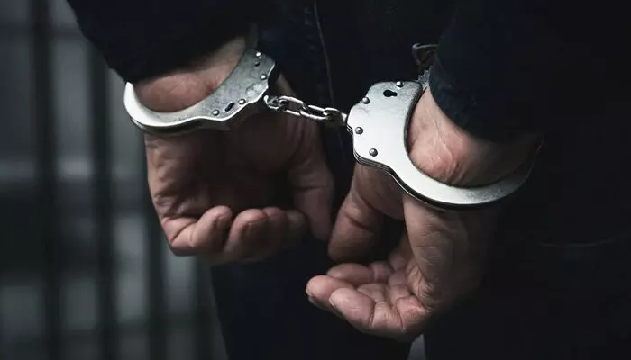 വ്യവസായിയെ തോക്കുചൂണ്ടി തട്ടിക്കൊണ്ടുപോയ കേസ്; കീഴടങ്ങാന് എത്തിയ പ്രതികളെ കോടതി വളപ്പില് നിന്നും പിടികൂടി പോലിസ് വ്യവസായിയെ തോക്കുചൂണ്ടി തട്ടിക്കൊണ്ടുപോയ കേസ്; കീഴടങ്ങാന് എത്തിയ പ്രതികളെ കോടതി വളപ്പില് നിന്നും പിടികൂടി പോലിസ്