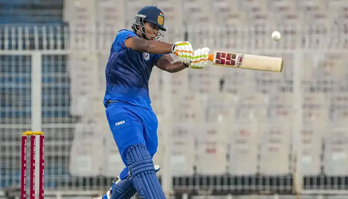 അടിച്ചുകൂട്ടിയത് 14 സിക്സറുകൾ, 95 പന്തിൽ നേടിയത് 171 റൺസ്; വൈഭവ് സൂര്യവംശിയുടെ ബാറ്റിന്റെ ചൂടറിഞ്ഞ് യുഎഇ; അണ്ടർ 19 ഏഷ്യാ കപ്പിൽ 234 റൺസിന്റെ കൂറ്റൻ ജയവുമായി ഇന്ത്യ അടിച്ചുകൂട്ടിയത് 14 സിക്സറുകൾ, 95 പന്തിൽ നേടിയത് 171 റൺസ്; വൈഭവ് സൂര്യവംശിയുടെ ബാറ്റിന്റെ ചൂടറിഞ്ഞ് യുഎഇ; അണ്ടർ 19 ഏഷ്യാ കപ്പിൽ 234 റൺസിന്റെ കൂറ്റൻ ജയവുമായി ഇന്ത്യ