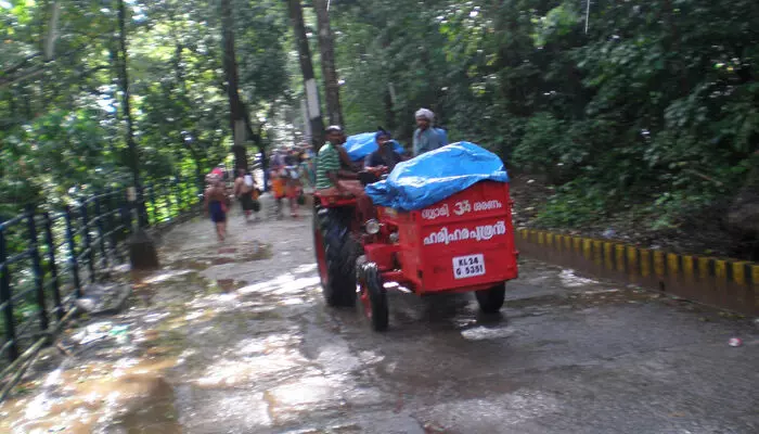 ശബരിമല സന്നിധാനത്ത് ഭക്തര്ക്കിടയിലേക്ക് ട്രാക്ടര് പാഞ്ഞുകയറി; രണ്ട് കുട്ടികള് ഉള്പ്പെടെ ഒന്പത് പേര്ക്ക് പരിക്ക് ശബരിമല സന്നിധാനത്ത് ഭക്തര്ക്കിടയിലേക്ക് ട്രാക്ടര് പാഞ്ഞുകയറി; രണ്ട് കുട്ടികള് ഉള്പ്പെടെ ഒന്പത് പേര്ക്ക് പരിക്ക്
