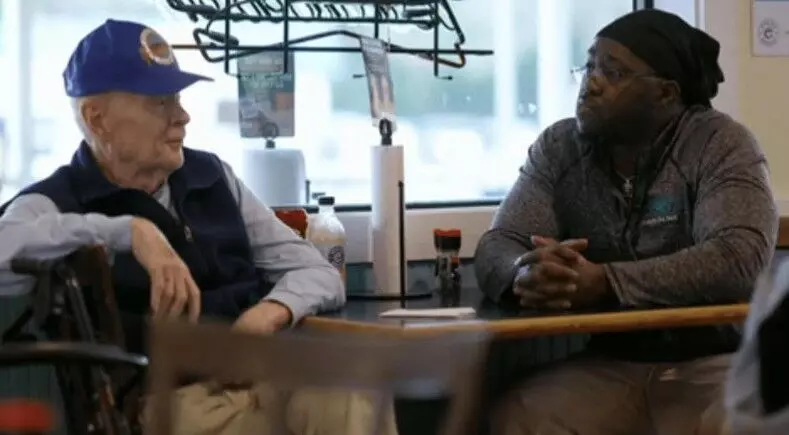 ഹൃദയസ്പര്ശിയായ സൗഹൃദം: 10 വര്ഷം ഒരേ ഹോട്ടലില് ഭക്ഷണം കഴിച്ച കസ്റ്റമര് വരാതായപ്പോള് അന്വേഷിച്ചിറങ്ങി ഷെഫ് ഹൃദയസ്പര്ശിയായ സൗഹൃദം: 10 വര്ഷം ഒരേ ഹോട്ടലില് ഭക്ഷണം കഴിച്ച കസ്റ്റമര് വരാതായപ്പോള് അന്വേഷിച്ചിറങ്ങി ഷെഫ്