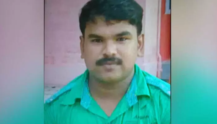 സ്കൂട്ടറിന്റെ മുന്വശത്ത് സൂക്ഷിച്ച പടക്കശേഖരത്തിലേക്ക് തീ പടര്ന്നു; വിജയാഹ്ളാദത്തിനിടെ പൊട്ടിത്തെറിച്ചു; ശരീരത്തിലേക്ക് തീപടര്ന്ന് യുവാവിന് ദാരുണാന്ത്യം സ്കൂട്ടറിന്റെ മുന്വശത്ത് സൂക്ഷിച്ച പടക്കശേഖരത്തിലേക്ക് തീ പടര്ന്നു; വിജയാഹ്ളാദത്തിനിടെ പൊട്ടിത്തെറിച്ചു; ശരീരത്തിലേക്ക് തീപടര്ന്ന് യുവാവിന് ദാരുണാന്ത്യം