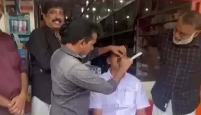 പത്തനംതിട്ട നഗരസഭയില് എല്ഡിഎഫ് ഭരണംപിടിക്കുമെന്ന് പന്തയംവെച്ചു; ഫലം വന്നപ്പോള് തോറ്റ് തുന്നംപാടി; പരസ്യമായി മീശവടിച്ച് സിപിഎം പ്രവര്ത്തകന് പത്തനംതിട്ട നഗരസഭയില് എല്ഡിഎഫ് ഭരണംപിടിക്കുമെന്ന് പന്തയംവെച്ചു; ഫലം വന്നപ്പോള് തോറ്റ് തുന്നംപാടി; പരസ്യമായി മീശവടിച്ച് സിപിഎം പ്രവര്ത്തകന്