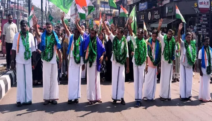 തളിപറമ്പ് നഗരസഭയില് യു.ഡി എഫ് ഭരണം തുടരും; സി.പി.എം ഏറ്റവും വലിയ ഒറ്റകക്ഷി; വാശിയേറിയ മത്സരത്തില് യുഡിഎഫ് ജയിച്ചുകയറിയത് 17 സീറ്റില്; സിപിഎമ്മിന് 15 ഉം എന്ഡിഎക്ക് മൂന്നുസീറ്റുകള് തളിപറമ്പ് നഗരസഭയില് യു.ഡി എഫ് ഭരണം തുടരും; സി.പി.എം ഏറ്റവും വലിയ ഒറ്റകക്ഷി; വാശിയേറിയ മത്സരത്തില് യുഡിഎഫ് ജയിച്ചുകയറിയത് 17 സീറ്റില്; സിപിഎമ്മിന് 15 ഉം എന്ഡിഎക്ക് മൂന്നുസീറ്റുകള്