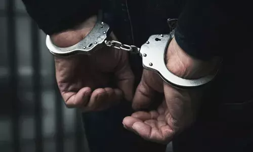 വ്യവസായിയെ തോക്കുചൂണ്ടി തട്ടിക്കൊണ്ടുപോയ കേസ്; കീഴടങ്ങാന് എത്തിയ പ്രതികളെ കോടതി വളപ്പില് നിന്നും പിടികൂടി പോലിസ് വ്യവസായിയെ തോക്കുചൂണ്ടി തട്ടിക്കൊണ്ടുപോയ കേസ്; കീഴടങ്ങാന് എത്തിയ പ്രതികളെ കോടതി വളപ്പില് നിന്നും പിടികൂടി പോലിസ്