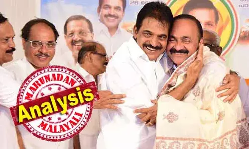 രണ്ടാം ഘട്ട വോട്ടെടുപ്പിന്റെ തലേന്ന് ശബരിമലയെ ലോക്സഭയില് മലയാളത്തില് എത്തിച്ചു; താഴേ തട്ടിലെ സ്ഥാനാര്ത്ഥി നിര്ണ്ണയം റിബലുകളെ കുറച്ചു; വൈഷ്ണയുടെ പേരു വെട്ടിയത് സിപിഎമ്മിന്റെ വോട്ട് ചോരിയാക്കി; എല്ലാം താഴേ തട്ടില് തീരുമാനിച്ച കോണ്ഗ്രസിന്റെ തദ്ദേശ തന്ത്രം! കെസിയും ദീപ്ദാസ് മുന്ഷിയും കളം നിറഞ്ഞു; വിജയത്തില് ഹൈക്കമാണ്ട് തൃപ്തിയില് രണ്ടാം ഘട്ട വോട്ടെടുപ്പിന്റെ തലേന്ന് ശബരിമലയെ ലോക്സഭയില് മലയാളത്തില് എത്തിച്ചു; താഴേ തട്ടിലെ സ്ഥാനാര്ത്ഥി നിര്ണ്ണയം റിബലുകളെ കുറച്ചു; വൈഷ്ണയുടെ പേരു വെട്ടിയത് സിപിഎമ്മിന്റെ വോട്ട് ചോരിയാക്കി; എല്ലാം താഴേ തട്ടില് തീരുമാനിച്ച കോണ്ഗ്രസിന്റെ തദ്ദേശ തന്ത്രം! കെസിയും ദീപ്ദാസ് മുന്ഷിയും കളം നിറഞ്ഞു; വിജയത്തില് ഹൈക്കമാണ്ട് തൃപ്തിയില്