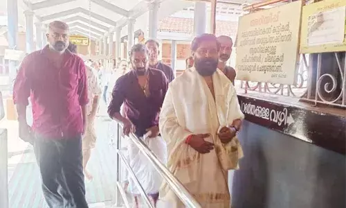 നടന് ദിലീപ് പയ്യന്നൂര് സുബ്രഹ്മണ്യസ്വാമി ക്ഷേത്രത്തില് ദര്ശനം നടത്തി; പുതിയ സിനിമാ റിലീസ് ചെയ്യുന്നതിന് മുമ്പ് ഭക്തിവഴിയില് ദിലീപ് നടന് ദിലീപ് പയ്യന്നൂര് സുബ്രഹ്മണ്യസ്വാമി ക്ഷേത്രത്തില് ദര്ശനം നടത്തി; പുതിയ സിനിമാ റിലീസ് ചെയ്യുന്നതിന് മുമ്പ് ഭക്തിവഴിയില് ദിലീപ്