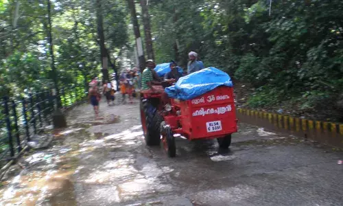 ശബരിമല സന്നിധാനത്ത് ഭക്തര്ക്കിടയിലേക്ക് ട്രാക്ടര് പാഞ്ഞുകയറി; രണ്ട് കുട്ടികള് ഉള്പ്പെടെ ഒന്പത് പേര്ക്ക് പരിക്ക് ശബരിമല സന്നിധാനത്ത് ഭക്തര്ക്കിടയിലേക്ക് ട്രാക്ടര് പാഞ്ഞുകയറി; രണ്ട് കുട്ടികള് ഉള്പ്പെടെ ഒന്പത് പേര്ക്ക് പരിക്ക്