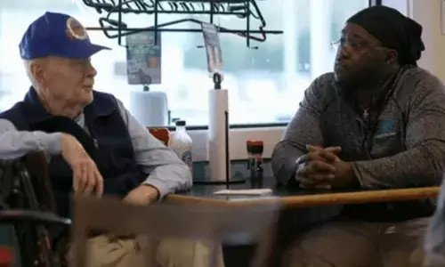 ഹൃദയസ്പര്‍ശിയായ സൗഹൃദം: 10 വര്‍ഷം ഒരേ ഹോട്ടലില്‍ ഭക്ഷണം കഴിച്ച കസ്റ്റമര്‍ വരാതായപ്പോള്‍ അന്വേഷിച്ചിറങ്ങി ഷെഫ്