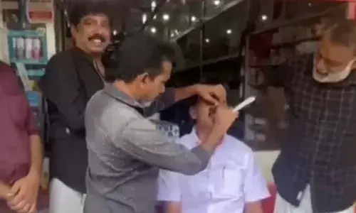 പത്തനംതിട്ട നഗരസഭയില് എല്ഡിഎഫ് ഭരണംപിടിക്കുമെന്ന് പന്തയംവെച്ചു; ഫലം വന്നപ്പോള് തോറ്റ് തുന്നംപാടി; പരസ്യമായി മീശവടിച്ച് സിപിഎം പ്രവര്ത്തകന് പത്തനംതിട്ട നഗരസഭയില് എല്ഡിഎഫ് ഭരണംപിടിക്കുമെന്ന് പന്തയംവെച്ചു; ഫലം വന്നപ്പോള് തോറ്റ് തുന്നംപാടി; പരസ്യമായി മീശവടിച്ച് സിപിഎം പ്രവര്ത്തകന്