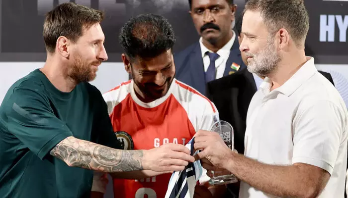 ആരാധകരെ ശാന്തരാകുവിൻ..! ഫുട്ബോൾ ഇതിഹാസ നായകൻ മെസ്സിക്കൊപ്പം വേദി പങ്കിട്ട് രാഹുൽ ഗാന്ധി; സോഷ്യൽ മീഡിയയിൽ ചർച്ചയായി ചിത്രങ്ങളും വീഡിയോകളും ആരാധകരെ ശാന്തരാകുവിൻ..! ഫുട്ബോൾ ഇതിഹാസ നായകൻ മെസ്സിക്കൊപ്പം വേദി പങ്കിട്ട് രാഹുൽ ഗാന്ധി; സോഷ്യൽ മീഡിയയിൽ ചർച്ചയായി ചിത്രങ്ങളും വീഡിയോകളും