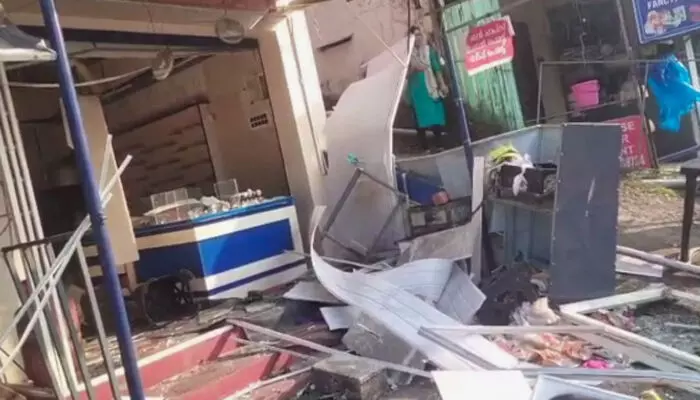 രാവിലത്തെ ബ്രേക്ക് ഫാസ്റ്റ് തയ്യാറാക്കുന്നതിനിടെ ഉഗ്രശബ്ദം; നെടുമങ്ങാട് ഹോട്ടലിൽ ഗ്യാസ് സിലിണ്ടർ പൊട്ടിത്തെറിച്ച് വൻ അപകടം; മൂന്ന് ജീവനക്കാർക്ക് പരിക്ക്; ഒരാളുടെ നില അതീവ ഗുരുതരം രാവിലത്തെ ബ്രേക്ക് ഫാസ്റ്റ് തയ്യാറാക്കുന്നതിനിടെ ഉഗ്രശബ്ദം; നെടുമങ്ങാട് ഹോട്ടലിൽ ഗ്യാസ് സിലിണ്ടർ പൊട്ടിത്തെറിച്ച് വൻ അപകടം; മൂന്ന് ജീവനക്കാർക്ക് പരിക്ക്; ഒരാളുടെ നില അതീവ ഗുരുതരം