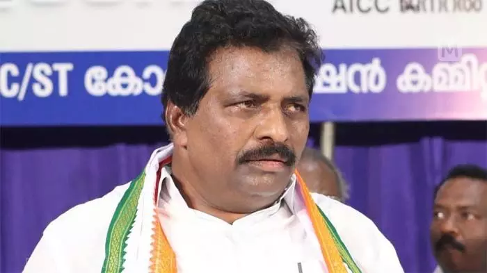 എന്തിനാണ് പാര്ട്ടിയെ ഇങ്ങനെ നശിപ്പിക്കുന്നത്; കെഎസ്യുവിന് പിന്നാലെ കൊടിക്കുന്നില് സുരേഷിനെതിരെ യൂത്ത് കോണ്ഗ്രസും; കോണ്ഗ്രസിന് ഒറ്റക്ക് ജയിച്ചു കയറാവുന്ന ഒരു സ്ഥലമല്ല കൊട്ടാരക്കര എന്ന മറുപടിയുമായി എംപിയും എന്തിനാണ് പാര്ട്ടിയെ ഇങ്ങനെ നശിപ്പിക്കുന്നത്; കെഎസ്യുവിന് പിന്നാലെ കൊടിക്കുന്നില് സുരേഷിനെതിരെ യൂത്ത് കോണ്ഗ്രസും; കോണ്ഗ്രസിന് ഒറ്റക്ക് ജയിച്ചു കയറാവുന്ന ഒരു സ്ഥലമല്ല കൊട്ടാരക്കര എന്ന മറുപടിയുമായി എംപിയും