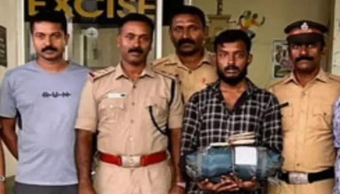 അന്തർ സംസ്ഥാന ബസുകളിൽ നടന്ന മിന്നൽ പരിശോധന; കൊല്ലം ബീച്ച് പരിസരത്തെ യുവാവിന്റെ പക്കൽ എംഡിഎംഎ; കൈയ്യോടെ പൊക്കി എക്സൈസ് അന്തർ സംസ്ഥാന ബസുകളിൽ നടന്ന മിന്നൽ പരിശോധന; കൊല്ലം ബീച്ച് പരിസരത്തെ യുവാവിന്റെ പക്കൽ എംഡിഎംഎ; കൈയ്യോടെ പൊക്കി എക്സൈസ്