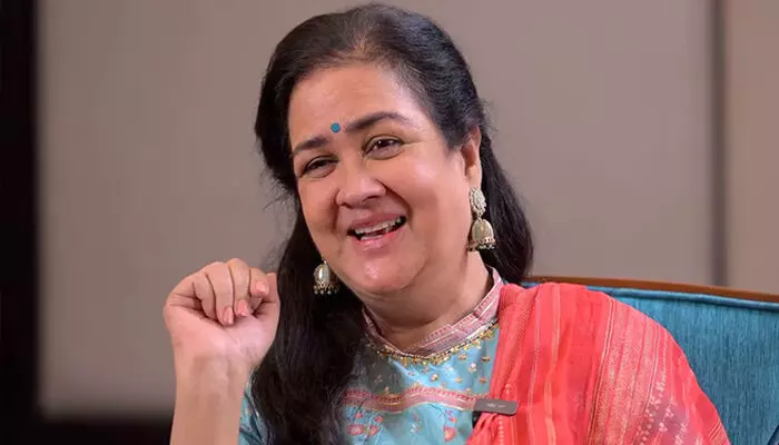 ചെന്ന് കയറിയ വീട്ടിൽ അമ്മയും മക്കളും ഒക്കെ ഒരുമിച്ചിരുന്നു ഡ്രിങ്ക്സ് കഴിച്ചിരുന്നു; ഒന്ന് റിലാക്സ് ആകാൻ തുടങ്ങിയതാണ് ആ ശീലം; ആരോഗ്യം പോലും മോശമായി; തുറന്ന് പറഞ്ഞ് നടി ഉർവശി