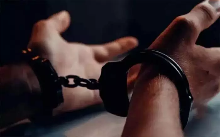 ഭാര്യയെ പാമ്പിനെ കൊണ്ട് കടിപ്പിച്ച് കൊലപ്പെടുത്തി; മൂന്ന് വര്ഷത്തെ അന്വേഷണത്തിന് ശേഷം ഭര്ത്താവ് അറസ്റ്റില് ഭാര്യയെ പാമ്പിനെ കൊണ്ട് കടിപ്പിച്ച് കൊലപ്പെടുത്തി; മൂന്ന് വര്ഷത്തെ അന്വേഷണത്തിന് ശേഷം ഭര്ത്താവ് അറസ്റ്റില്