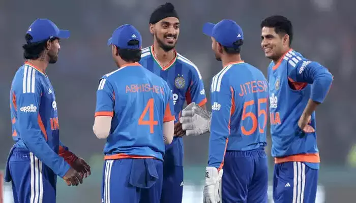 ബുമ്രയ്ക്കും അക്സറിനും വിശ്രമം; സഞ്ജുവിന് ഇന്നും ഇടമില്ല; ടോസ് നഷ്ടപ്പെട്ട ബാറ്റിങിനിറങ്ങിയ ദക്ഷിണാഫ്രിക്കയെ ഞെട്ടിച്ച് ഇന്ത്യൻ പേസർമാർ; ആദ്യ പവർപ്ലെയിൽ കൂടാരത്തിലെത്തിയത് മൂന്ന് ബാറ്റർമാർ ബുമ്രയ്ക്കും അക്സറിനും വിശ്രമം; സഞ്ജുവിന് ഇന്നും ഇടമില്ല; ടോസ് നഷ്ടപ്പെട്ട ബാറ്റിങിനിറങ്ങിയ ദക്ഷിണാഫ്രിക്കയെ ഞെട്ടിച്ച് ഇന്ത്യൻ പേസർമാർ; ആദ്യ പവർപ്ലെയിൽ കൂടാരത്തിലെത്തിയത് മൂന്ന് ബാറ്റർമാർ