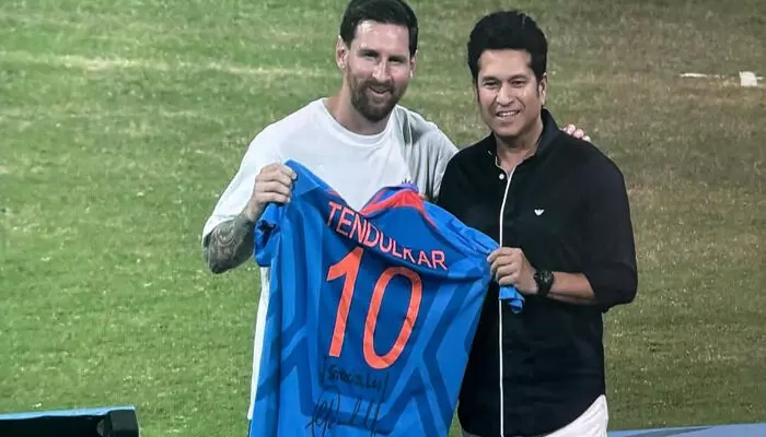 മുംബൈയിൽ പന്ത് തട്ടി ലയണൽ മെസി; ആരാധകർ നിറഞ്ഞൊഴുകി വാങ്കഡെ സ്റ്റേഡിയം; ഫുട്ബോൾ ഇതിഹാസത്തെ വരവേറ്റ് കായിക-സിനിമ മേഖലകളിലെ പ്രമുഖർ; വിഐപികൾക്ക് ഗ്രൗണ്ടിൽ പ്രവേശനമില്ല മുംബൈയിൽ പന്ത് തട്ടി ലയണൽ മെസി; ആരാധകർ നിറഞ്ഞൊഴുകി വാങ്കഡെ സ്റ്റേഡിയം; ഫുട്ബോൾ ഇതിഹാസത്തെ വരവേറ്റ് കായിക-സിനിമ മേഖലകളിലെ പ്രമുഖർ; വിഐപികൾക്ക് ഗ്രൗണ്ടിൽ പ്രവേശനമില്ല