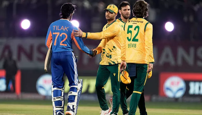 തട്ടി മുട്ടി കളിച്ച് ഗിൽ, സൂര്യകുമാർ യാദവും രക്ഷയില്ല; ധർമ്മശാലയിൽ ഇന്ത്യക്ക് ജയം; ദക്ഷിണാഫ്രിക്കയെ 7 വിക്കറ്റിന് പരാജയപ്പെടുത്തി പരമ്പരയിൽ മുന്നിൽ; അർഷ്ദീപ് സിംഗ് കളിയിലെ താരം തട്ടി മുട്ടി കളിച്ച് ഗിൽ, സൂര്യകുമാർ യാദവും രക്ഷയില്ല; ധർമ്മശാലയിൽ ഇന്ത്യക്ക് ജയം; ദക്ഷിണാഫ്രിക്കയെ 7 വിക്കറ്റിന് പരാജയപ്പെടുത്തി പരമ്പരയിൽ മുന്നിൽ; അർഷ്ദീപ് സിംഗ് കളിയിലെ താരം