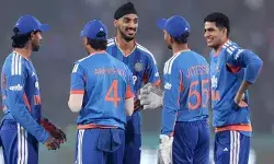 ബുമ്രയ്ക്കും അക്സറിനും വിശ്രമം; സഞ്ജുവിന് ഇന്നും ഇടമില്ല; ടോസ് നഷ്ടപ്പെട്ട ബാറ്റിങിനിറങ്ങിയ ദക്ഷിണാഫ്രിക്കയെ ഞെട്ടിച്ച് ഇന്ത്യൻ പേസർമാർ; ആദ്യ പവർപ്ലെയിൽ കൂടാരത്തിലെത്തിയത് മൂന്ന് ബാറ്റർമാർ ബുമ്രയ്ക്കും അക്സറിനും വിശ്രമം; സഞ്ജുവിന് ഇന്നും ഇടമില്ല; ടോസ് നഷ്ടപ്പെട്ട ബാറ്റിങിനിറങ്ങിയ ദക്ഷിണാഫ്രിക്കയെ ഞെട്ടിച്ച് ഇന്ത്യൻ പേസർമാർ; ആദ്യ പവർപ്ലെയിൽ കൂടാരത്തിലെത്തിയത് മൂന്ന് ബാറ്റർമാർ