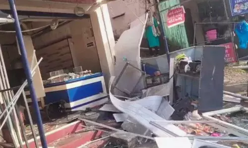 രാവിലത്തെ ബ്രേക്ക് ഫാസ്റ്റ് തയ്യാറാക്കുന്നതിനിടെ ഉഗ്രശബ്ദം; നെടുമങ്ങാട് ഹോട്ടലിൽ ​ഗ്യാസ് സിലിണ്ടർ പൊട്ടിത്തെറിച്ച് വൻ അപകടം; മൂന്ന് ജീവനക്കാർക്ക് പരിക്ക്; ഒരാളുടെ നില അതീവ ഗുരുതരം