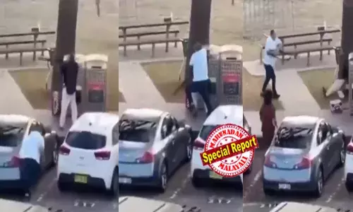 മരത്തിന് പിന്നില്‍ പതുങ്ങിയ തോക്കുധാരിയെ പിന്നിലൂടെ എത്തി കഴുത്തിന് പിടിച്ച് നിലത്തിട്ട് റൈഫിള്‍ തട്ടിയെടുത്തു; റൈഫിള്‍ തിരിച്ചുചൂണ്ടിയപ്പോള്‍ പേടിച്ചരണ്ട് അക്രമി; സിഡ്‌നി ബോണ്ടി ബീച്ച് കൂട്ടക്കൊലക്കിടയില്‍ ജീവന്‍ പണയം വെച്ച് അക്രമികളെ നേരിട്ട വഴിയാത്രക്കാരന്‍ ഹീറോയായി; സാഹസിക രംഗങ്ങളുടെ വൈറല്‍ വീഡിയോ