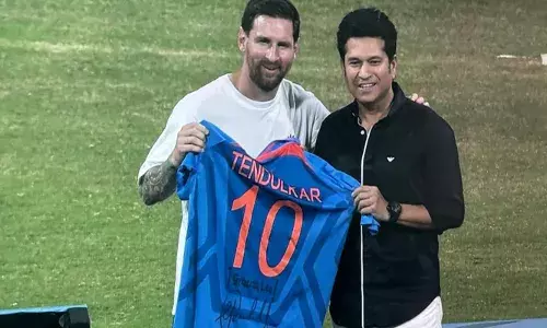 മുംബൈയിൽ പന്ത് തട്ടി ലയണൽ മെസി; ആരാധകർ നിറഞ്ഞൊഴുകി വാങ്കഡെ സ്റ്റേഡിയം; ഫുട്ബോൾ ഇതിഹാസത്തെ വരവേറ്റ് കായിക-സിനിമ മേഖലകളിലെ പ്രമുഖർ; വിഐപികൾക്ക് ഗ്രൗണ്ടിൽ പ്രവേശനമില്ല