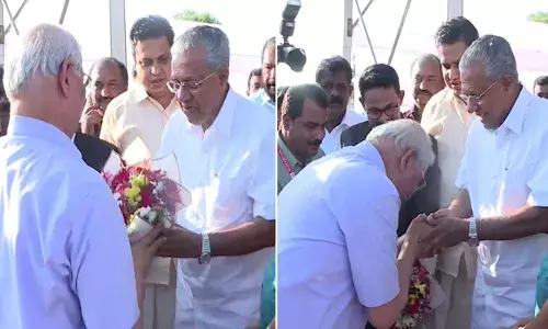 ലോക് ഭവനിലെത്തി ഗവർണറെ കണ്ട് മുഖ്യമന്ത്രി; കൂടിക്കാഴ്ച വൈസ് ചാൻസലർ നിയമന തർക്കം തുടരുന്നതിനിടെ ലോക് ഭവനിലെത്തി ഗവർണറെ കണ്ട് മുഖ്യമന്ത്രി; കൂടിക്കാഴ്ച വൈസ് ചാൻസലർ നിയമന തർക്കം തുടരുന്നതിനിടെ