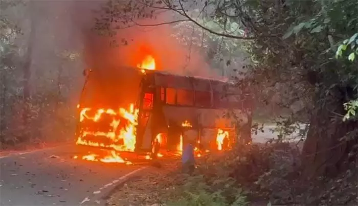മാക്കൂട്ടം ചുരം ഹനുമാന് അമ്പലത്തിനു സമീപം ടൂറിസ്റ്റ് ബസ് കത്തി നശിച്ചു; ഡ്രൈവറും ക്ലീനറും രക്ഷപെട്ടു മാക്കൂട്ടം ചുരം ഹനുമാന് അമ്പലത്തിനു സമീപം ടൂറിസ്റ്റ് ബസ് കത്തി നശിച്ചു; ഡ്രൈവറും ക്ലീനറും രക്ഷപെട്ടു