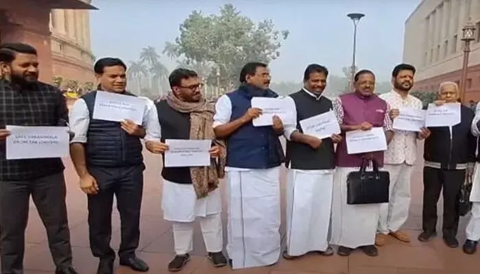 പോറ്റിയെ കേറ്റിയേ സ്വര്ണം ചെമ്പായ് മാറ്റിയേ; സ്വര്ണം കട്ടവരാരപ്പാ, സഖാക്കളാണേ അയ്യപ്പാ; സ്വര്ണക്കൊള്ളയില് പാര്ലമെന്റിന് മുന്നില് പാട്ടുപാടി പ്രതിഷേധവുമായി യുഡിഎഫ് എംപിമാര്; കോടതി നിരീക്ഷണത്തില് സിബിഐ അന്വേഷണം വേണമെന്ന് ആവശ്യം പോറ്റിയെ കേറ്റിയേ സ്വര്ണം ചെമ്പായ് മാറ്റിയേ; സ്വര്ണം കട്ടവരാരപ്പാ, സഖാക്കളാണേ അയ്യപ്പാ; സ്വര്ണക്കൊള്ളയില് പാര്ലമെന്റിന് മുന്നില് പാട്ടുപാടി പ്രതിഷേധവുമായി യുഡിഎഫ് എംപിമാര്; കോടതി നിരീക്ഷണത്തില് സിബിഐ അന്വേഷണം വേണമെന്ന് ആവശ്യം