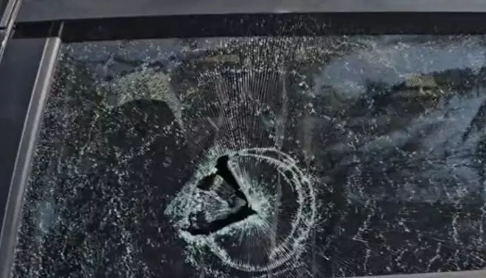 വണ്ടിക്ക് സൈഡ് കൊടുത്തില്ലെന്ന് പറഞ്ഞ് കലിപ്പിലായി; ബൈക്കിലെത്തിയ സംഘം കാറിന്റെ ചില്ലുകൾ അടിച്ചുപൊട്ടിച്ചു; ബമ്പറും അടിച്ചുതകർത്തു; സംഭവം കേച്ചേരിയിൽ വണ്ടിക്ക് സൈഡ് കൊടുത്തില്ലെന്ന് പറഞ്ഞ് കലിപ്പിലായി; ബൈക്കിലെത്തിയ സംഘം കാറിന്റെ ചില്ലുകൾ അടിച്ചുപൊട്ടിച്ചു; ബമ്പറും അടിച്ചുതകർത്തു; സംഭവം കേച്ചേരിയിൽ