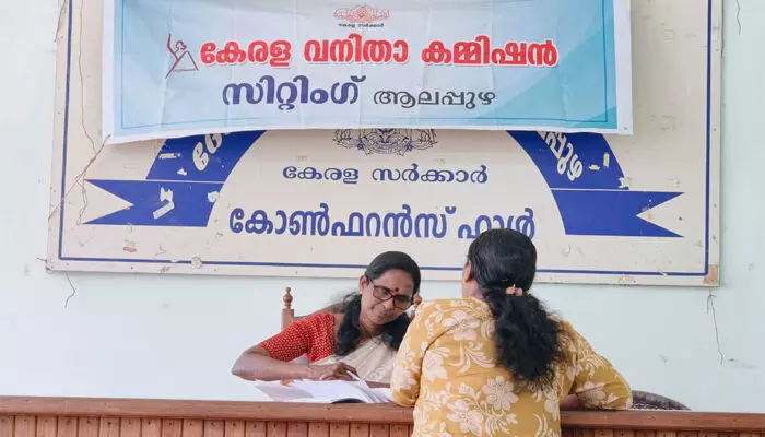 വനിതാ കമ്മിഷന് സിറ്റിംഗ്: 22 പരാതികള് തീര്പ്പാക്കി വനിതാ കമ്മിഷന് സിറ്റിംഗ്: 22 പരാതികള് തീര്പ്പാക്കി